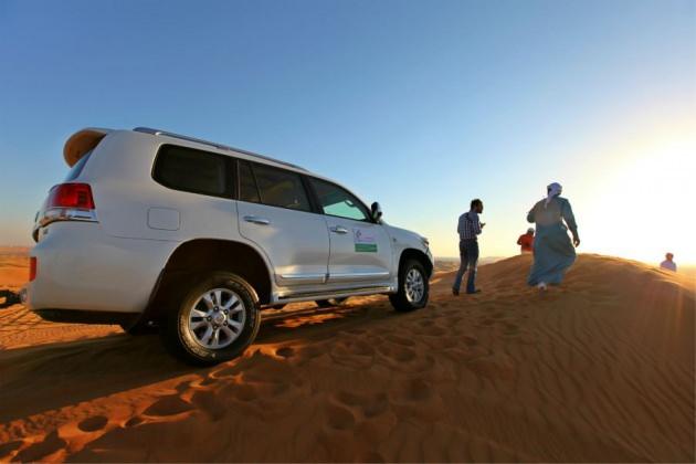 <p>Sharjah'a gelip de ilk yapılması gereken aktivite çölde safaridir, deneyin hak vereceksiniz</p>