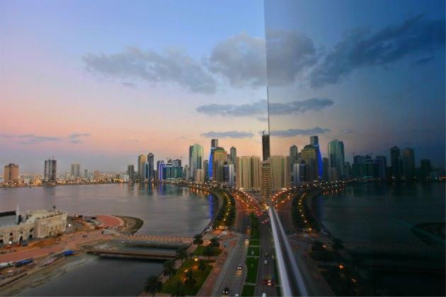 <p>Sharjah'ın ana şehir merkezine gün batımına doğru tepeden bir bakış. Yapay adacığa Sharjah Medya merkezi inşaa ediliyor</p>
