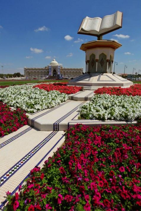 <p>Sharjah'ın en güzel meydanı olan Kur'an meydanı. Tam ortasında devasa bir Kuran-ı Kerim heykeli bulunan meydanın etrafı Bakanlık binaları ile çevrelenmiş</p>