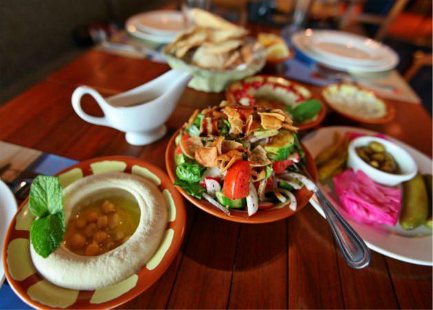 <p>Sharjah'ta her çeşit ülkenin mutfağı bulunuyor, yemek problemi yaşamazsınız. Lübnan restaurantları en iyisi</p>