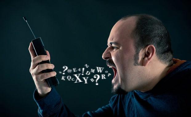 <p><strong>Argo ve Klişelerden kaçının</strong><br />Tamamı büyük harfle yazılmış ilanları hem okumak zor hem de internet kültüründe karşınızdaki kişiye bağırmak anlamına geliyor.  İlan metninizde argodan ve beylik söylemlerden uzak durun. “Binicisine özel”, “İlk gelen alır”, “Harika bir araba” gibi yanlı tabirlerdense bırakın potansiyel alıcı karar versin. Az yakıyorsa, övünün övünebildiğiniz kadar Dünya’nın en pahalı benzinini kullandığımız ülkemizde, yakıt tasarruflu araçlar son derece cazip. Eğer yakıt tarafında aracınızın bir avantajı varsa mutlaka değinin.</p>