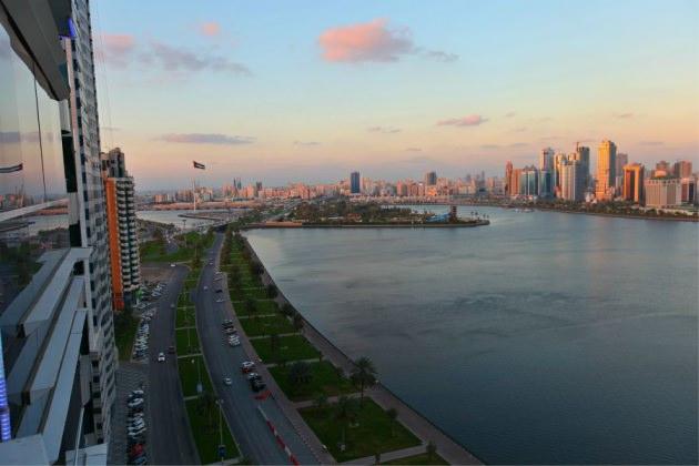<p>Yaklaşık 2 milyon nüfusu ile Sharjah'ta yüksek gökdelenlerin yanı sıra korniş adı verilen Arap denizi kenarında oluşturulan yapay Lagoon'lar çevresinde keyifli yürüyüşler yapabilirsiniz</p>