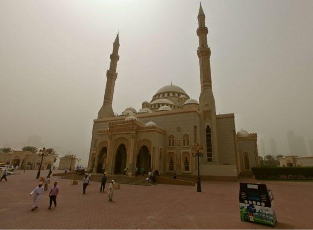 <p>Al Noor camiisi Sharjah'ta gayri müslim turistlerin turistik olarak ziyaret edebildiği tek camii</p>