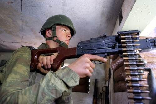 <p>Zor bir coğrafyada ve zorlu iklim koşullarında görev yapan askerlerin, devletin sağladığı büyük destek, komutanların yakın ilgisi ve yöre halkıyla kurulan diyalog sayesinde çalışmalarını sürdürdüğünü vurgulayan Doğan, şöyle konuştu: "Mehmetçiğimizin dağ gibi yüreği, bizden uzakta olsalar bile manevi varlıklarıyla her zaman kendilerini yanımızda hissettiren ailelerimizin büyük desteğiyle zorlukları çok rahat aşabilmekteyiz. Birliğimiz burada bir aile gibi olmuş durumda. Tasa, keder, kıvanç ve her şeyin de üstünde kaderi de burada birlikte yaşıyoruz. Bir aile gibiyiz ve bununla zorlukları aşıyoruz. Burada elde edilen dostluk, arkadaşlık ve yöre halkıyla kaynaşmamız bizi var eden unsurlar. Bu bölgede, bu şartlar altında yapılan görev de dikkate alındığında burada olmak onur verici."</p>