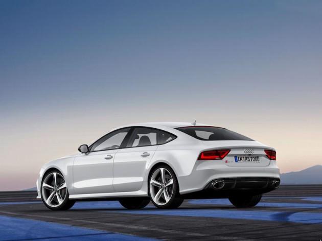 Standart olarak quattro sürekli dört çeker ile birlikte sunulması, RS 7 Sportback'e çekiş gücü ve sürüş güvenliği konusunda iki çeker sistemli rakiplerine karşı mutlak bir üstünlük sağlıyor. Dinamik tork kontrolüne sahip quattro, viraj alma limitinde tekerleklere uygulanan fren kuvvetini minimuma indirerek ve tekerleklerin üzerindeki yükü azaltarak diferansiyelin çalışmasını destekliyor. Audi aynı zamanda arka aks için isteğe bağlı olarak bir sportif diferansiyel sunuyor. quattro spor diferansiyel, tekerleklere gücü aktif bir şekilde dağıtmak için iki süperpozisyon dişlisini aynı anda kullanıyor.