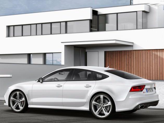 Sportif bir coupe'nin dinamik karakteriyle mükemmel şekilde uyum sağlayan havalı süspansiyonuyla yeni RS 7 Sportback hem sportif hem de konforlu bir otomobil olarak öne çıkıyor. RS'nin adaptif havalı süspansiyonu sayesinde gövde 20 milimetre alçaltıldı. Sunulan özelliklerden biri de adaptif süspansiyon sistemi. Sistem, süspansiyonun vereceği tepkiyi yolun durumuna, sürücünün sürüş tarzına ve Audi Drive Select sürüş seçimi sisteminde tercih edilen sürüş moduna göre ayarlayabiliyor.