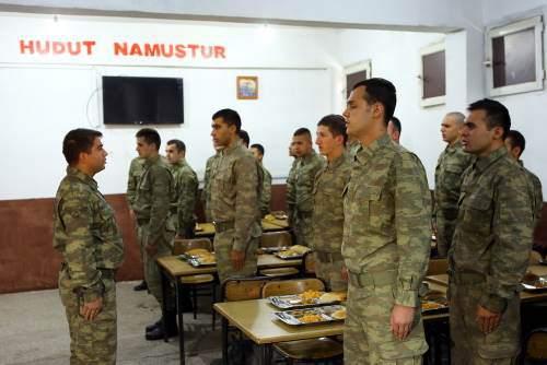 <p>Zor koşullarda aile bağı <br />Yeşiltaş 1. Motorlu Piyade Tabur Komutanı Yarbay Göksel Çetin de 24 saat görev yapacak şekilde planlama yaptıklarına, birlikteki tüm mevzilerde sürekli gözetleme ve nöbet faaliyeti yürüttüklerine değinerek, şunları kaydetti:</p>