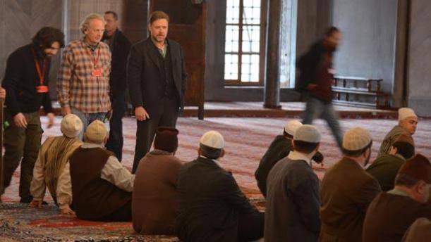 <p>‘The Water Diviner'ın çekimlerine Sultanahmet Camii'nde devam edildi. Russell Crowe filmin namaz kılma sahnelerini bizzat yönetti.</p>