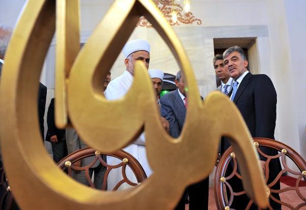 Cumhurbaşkanı Abdullah Gül, Fatih Camii'nde bulunan ve Kabe'nin resmedildiği 150 yıllık yağlı boya tablosunun Çankaya Köşkü'nde restore edilmesi talimatını verdi.