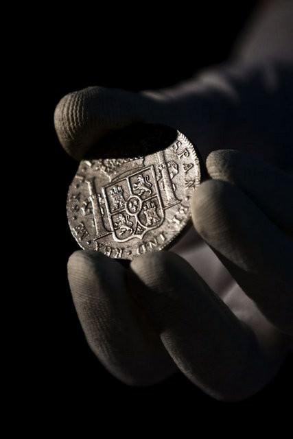 İspanya 5 yıl süren hukuk mücadelesini kazanmasının ardından, 500 milyon dolarlık definesine kavuşuyor. Amerikan şirketi tarafından Portekiz kıyılarında bulunan 17 ton ağırlığındaki gümüş ve altın sikkeler, Amerika'dan İspanya'ya götürülüyor.