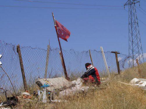 <div class="textContainer">
<p>Barındığı yeri çevirmiş. Bir Türk bayrağı asmış. Barınağında çok sayıda ansiklopedi ve kitap var. Fotoğraf çekmek istediğimde kırmızı kapaklı “Oğlum getirmişti” diyerek Ethem’in hediye ettiği Devrimler ve karşı devrimler tarihi ansiklopedisini gösteriyor.</p>
</div>
