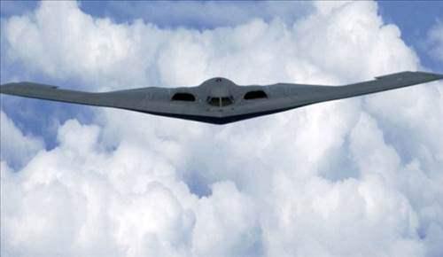 <p><strong>ABD Hava Kuvvetleri: 3.318 savaş uçağı </strong></p>
<p>Envanterinde F-15, F-22 ve F-35 gibi son teknoloji uçakları barındıran ABD Hava Kuvvetleri'nin yarısına yakınını bir diğer ABD yapımı avcı uçağı F-16'lar oluşturuyor. Radara yakalanmayan B-2 bombardıman uçağı da ABD Hava KUvvet'lerinin en önemli silahlarından. Her türlü silahı taşıyabilen ve uçak geilerinden de havalanabilen hemen hemen F-16 boyutundaki insansız X-47B jetlerini yakında ABD'nin diğer uçaklarının yerini alması planlanıyor. </p>