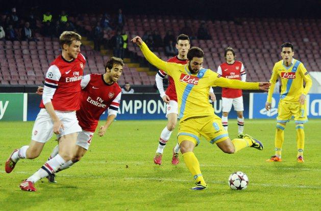 Arsenal, Borussia Dortmund ve Marsilya ile aynı grupta bulunan Napoli, 4 galibiyet almasına karşın, bir üst tura çıkmayı başaramadı.