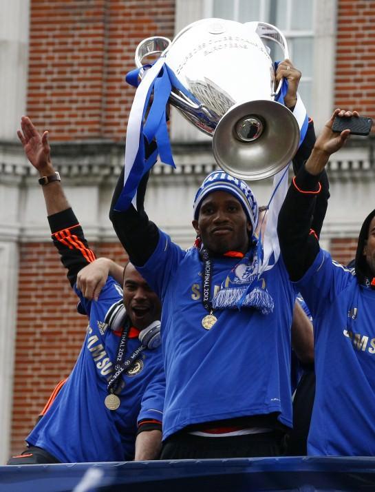 Drogba'nın, Chelsea'deki son sezonu ise bir peri masalını andırıyordu. Kulübüyle yerel tüm başarıları tadan Drogba, Chelsea'nin, geçen yıl tarihinin ilk Şampiyonlar Ligi kupasını kazanmasının da mimarıydı.