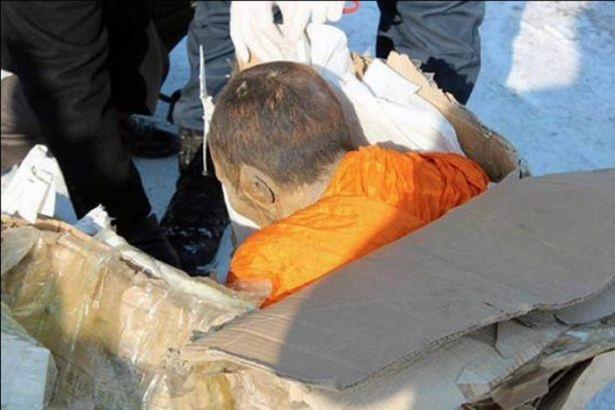 <p>Yakın zamanda Moğolistan’da bulunan 200 yıldır meditasyon pozisyonundaki mumya de bu uygulamaya bir örnek teşkil etmişti.<br />
Moğolistan'da 200 yıl önce meditasyona geçen bir rahibin lotus pozisyonunda oturur vaziyette bulunan mumyalaşmış bedenidünyayı şoke etmişti.</p>