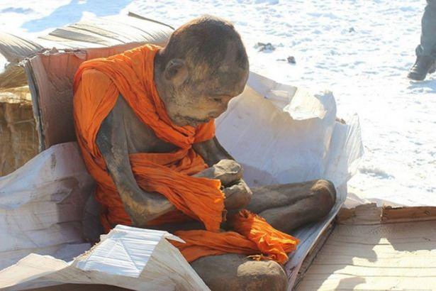 <p>Yeni iddiaya göre, rahibin beden hala canlı ve 'derin meditasyona' devam ediyor.</p>
<p> </p>