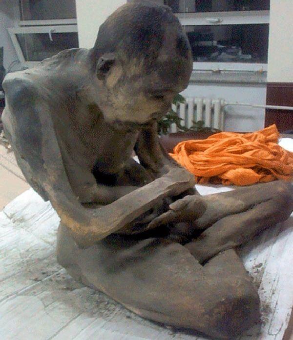 <p>İngiliz The Independet gazetesinin haberine göre, Moğolistan’ın Songinokhairkhan eyaletinde, 200 yıl önce meditasyona geçen Lama’nın ( Tibetli rahip) mumyalaşmış bedeni hala yaşıyor..</p>
<p> </p>