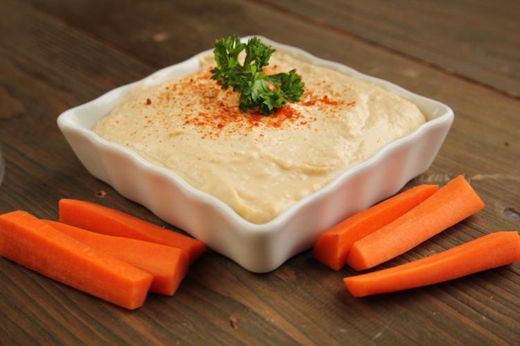 <p>Havuç ve humus</p>

<p>Orta büyüklükteki bir havucu 2 tatlı kaşığı humusa batırarak yiyebilirsiniz. Kıtır kıtır yiyeceğiniz havuç sizi biraz oyalayacaktır. Ayrıca hem havuç hem de humus besin kaynağı olarak oldukça zenginler.</p>
