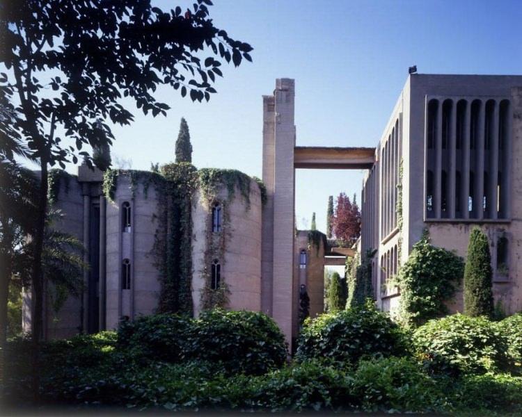 <p>Bofill, fabrikayı çabucak korumaya ve orijinal acımasızlığını değiştirmeye, bir sanat eseri gibi şekillendirmeye karar verdiklerini, halen burada yaşadığını ve başka yerde olduğundan daha iyi çalıştığını, kendisi için, fikirleri en soyut biçimde konsantre edebildiği ve ilişkilendirebildiği tek yer olduğunu söyledi.</p>