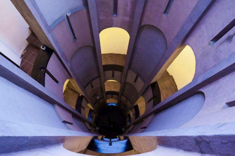 <p>Silo merdivenleri, dramatik alanı doğal ışıkla süzen yeni çatı pencereleri ile yeniden tasarlandı ve boyandı.</p>
