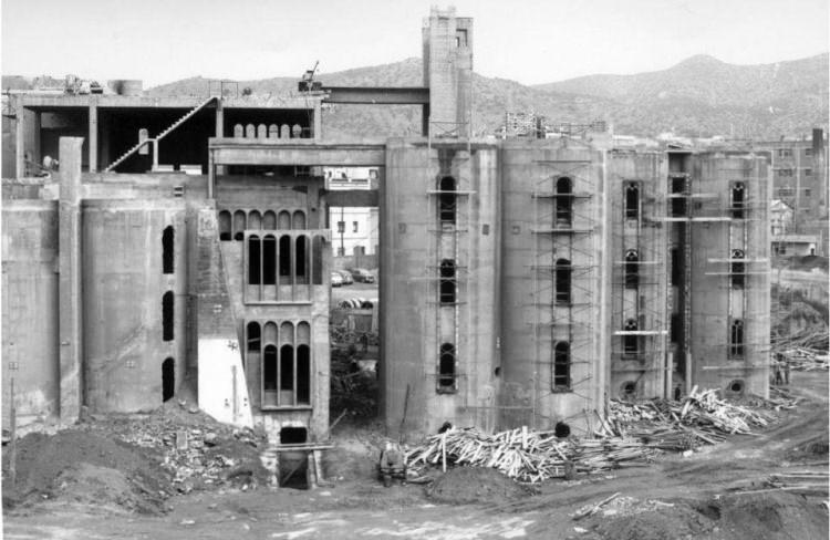 <p>Mimar Ricardo Bofill, 1973 yılında bu çimento fabrikasının devasa betonlarına aşık oldu.</p>

