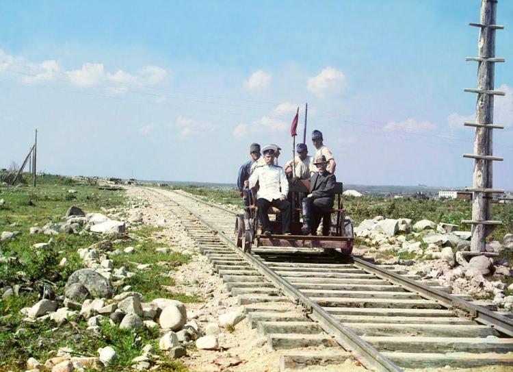 <p>1910 yılında çekilen fotoğrafta, Onega Gölü yakınındaki Murmansk demiryolunda bir el arabasında Sergey Prokodin-Gorski görüntülenmiş.</p>

<p> </p>
