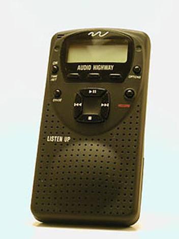 <p>D&uuml;nyanın ilk MP3 &ccedil;aları 1996 yılında Audio highway şirketi tarafından tanıtıldı. Ancak Listen Up modeli 1997&rsquo;e kadar piyasaya s&uuml;r&uuml;lemedi. ABD&rsquo;nin en b&uuml;y&uuml;k online satış sitesi eBay&rsquo;in 2009 kayıtlarına g&ouml;re Listen Up&rsquo;dan sadece 25 tane &uuml;retildi. Kısaca, ilk MP3 &ccedil;alar hakkında g&ouml;r&uuml;nt&uuml;s&uuml; dışında pek bir bilgimiz yok.</p>