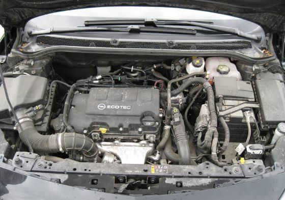 <p>Yeni Astra sedanın kalbinde 1.3 litre CDTi motor bulunuyor. Bu motor 4.000 d/d'da 95 bg güç, 1.750 ila 3.250 d/d'da ise 190 Nm tork değeri üretiyor. Bu değerler ile 0-100 Km/s hızlanmasını 14.6 saniyede tamamlarken maksimum 180 Km/s'lik bir hız değerine sahip.</p>
