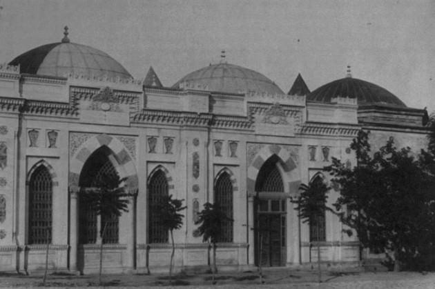 <p>Dünyaya yön veren devletlere başkentlik yapan İstanbul, her dönemin gücünü ve kültürel yapısını içinde barındırıyor. Bu güzel şehirde bir tarihi yolculuğa çıkmak ister misiniz? Yaşlılardan sürekli "Ah nerde o eski İstanbul" serzenişlerini çok fazla duymuşsunuzdur. Büyük devletlerin başkentliğini yapmış bu özel şehir, antik çağlardan günümüze kadar binlerce yılın kültürel etkilerini de hâlâ koruyor.</p>