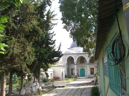 <p>Halil Paşa Türbesi</p>
<p>Gülfem Hatun Mahallesi Yeni Çeşme Yokuşu - Üsküdar</p>