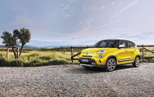 <p>Fiat 500L Fiat’ın efsane modeli 500’ün tasarım öğelerini taşıyan yeni aracı Fiat 500L, geçen hafta Türkiye’de satışa sunuldu. Gövdesi çift renkli olarak tercih edilebilen ve 30’dan fazla renk seçeneği ile birlikte müşterilerinin beğenisine sunulan araçta, alaşımlı jantlar için ayrıca beyaz, gri ve siyah renklerinde tercih yapma imkânı sunuluyor. Fiat 500L, ilk etapta biri 0.9 cc’lik Twinair teknolojili 2 farklı benzinli motor seçeneği ve 1.3 ve 1.6 litrelik 2 farklı Multijet II teknolojili turbo dizel motorla satılıyor.</p>
