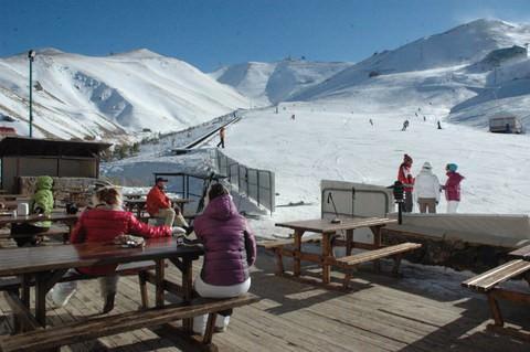 10- Palandöken/Erzurum: Türkiye’nin en önemli kayak merkezlerinden biridir. Kasım- mayıs ayları arası karla kaplı oluyor. Özellikle geceleri, Erzurum’ın ışıkları ayaklarınızın altına seriliyor. Erzurum’un üzerine sis çöktüğünde, sanki ayaklarınız yerden kesiliyor ve sadece karlı zirveleri görüyorsunuz. Günbatımı manzarası da ayrı bir güzelliğe sahiptir.