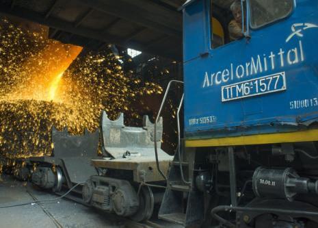 Fransa hükümeti, gerekli taahhütleri aldığını belirterek ArcelorMittal'a yaptığı kamulaştırma tehdidinde geri adım attı.