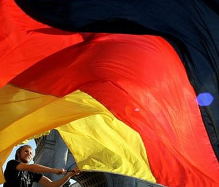 2. Almanya Almanya son olarak yurtdışında koruduğu altınları geri almak istemesiyle gündeme geldi. Resmi rakamlara göre ülkede 3,391 ton altın bulunuyor. Altının döviz rezervine oranı ise yüzde 73,5.