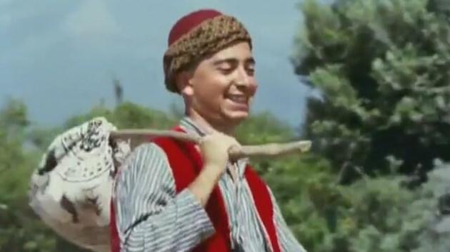 <p>Keloğlan'ı 1971-1975 yılları arasında &ccedil;ekilen d&ouml;rt "Keloğlan" filminde &uuml;nl&uuml; tiyatrocu R&uuml;şt&uuml; Asyalı canlandırdı.</p>