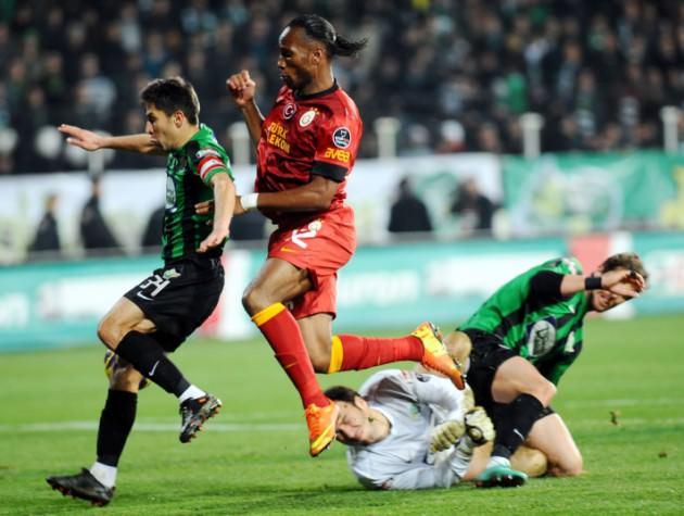 Drogba'nın Zıplayarak yükseldiği yere! Biz evde perde takarken merdivenle zor çıkıyoruz.
