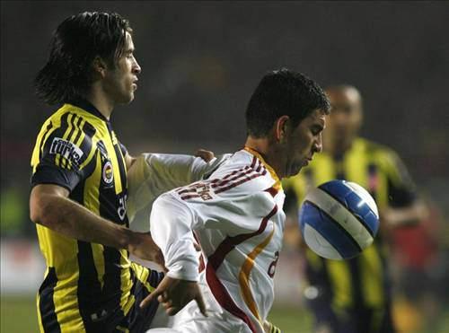 20-Fenerbahçe 1 - Galatasaray 2 -- 21 Eylül 1986 -- "Hakemin verdiği pasla gol atmak racona sığar mı?"  Derbiyi derbi yapan Galatasaray'ın 1-0 geriden gelip maçı alıp götürmesi değil, yediği goldü. Pesiç'in 18. dakikada kornerden gönderdiği topun auta çıkacakken hakem Aytaç Köseoğlu'na çarpması ve Şenol tarafından ağlara gönderilmesi maçı olay hale getirdi. 
