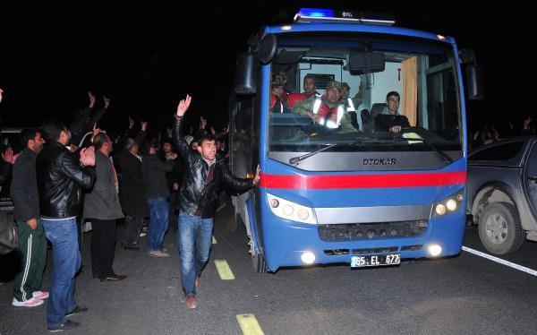 Verilen 15 dakikalık aranın ardından kararını açıklayan mahkeme heyeti, dava dosyasındaki mevcut delil durumu, tüm delillerin toplanmış olması ve sanıkların tutuklu kaldığı süreyi göz önünde bulundurarak, tüm sanıkların tahliyesine hükmetti.