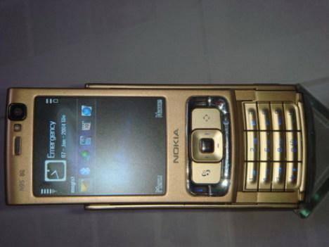 <p>Nokia N95 klonu</p>

<p>N95 artık klasikler arasına geçmiş oldukça tutulan bir telefon. Bu cihaz da Çinlilerden nasibini almış.</p>
