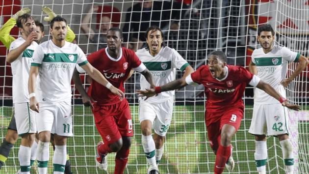 - UEFA Avrupa Ligi play-off turu rövanş maçında Hollanda'nın Twente takımına, normal süresi 3-1 evsahibi ekip lehine sonuçlanan maçın uzatma bölümünde yediği golle 4-1 yenilen Bursaspor, kupaya veda etti.