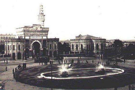 <p>Beyazıt Meydanı'ndaki fıskiyeli havuz.</p>