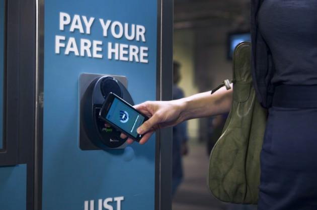 <p>NFC'li cep telefonları, piyasadaki temassız ödemel terminalleri ile uyumludur. Bir ürün/servis satın aldığınızda kartınızı kasiyere vermek yerine sadece cep telefonunuzu temassız terminale yaklaştırarak ödeme yapabilirsiniz. Cep telefonlarında banka kartı, kredi kartı gibi birden fazla kart saklanabilir; böylelikle ödeme sırasında cüzdanınızdan kart seçip kasiyere vermek yerine cep telefonu üzerinden isteğiniz kartı tuşlayıp temassız terminale yaklaştırarak ödeme yapabilirisiniz. Yapılan işlemler bir şifre ile korunduğundan ve uygulamalar kayıp/çalıntı durumunda uzaktan kapatılabildiğinden NFC güvenlidir.</p>