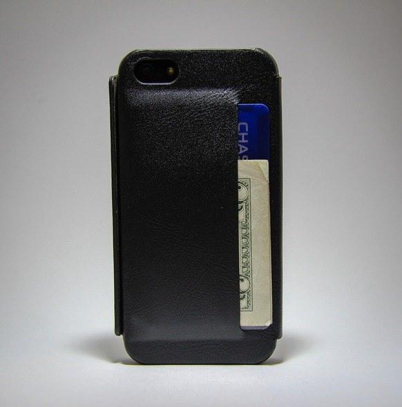 <p><br />CaptCase<br />Manyetik açılır kapanır bölmesi olam CaptCase, kredi kartı ve nakit saklama şansı veriyor.</p>
<p>Fiyat: 45 dolar.</p>