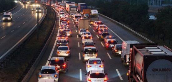 <p>Güleç, "Anne ve babalar sürücü belgesini yeni almış ancak akan trafikte araç kullanmak için sabırsızlanan tecrübesiz çocuklarına araç teslim etmektedirler. Bunun için en uygun zamanın yaz tatilleri ve Anadolu yolları olarak düşünen anne ve babalar bu konuya çok dikkat etmeli" ifadesini kullandı.</p>
<p>Ehliyetlerini yeni almış tecrübesiz sürücülerin özellikle tatil döneminde şehirlerarası yolculuğa çıkmasının sakıncalı olduğunu vurgulayan Güleç, acemi sürücülere mutlaka tecrübeli bir sürücünün refakat etmesi gerektiğinin altını çizdi.</p>