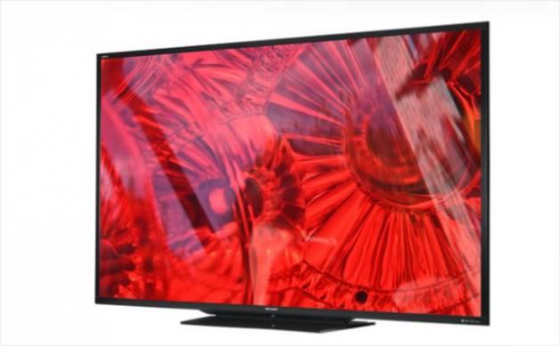 EN BÜYÜĞÜ: Sharp 90 inch LED:9999 DOLAR Aquos serisi ile düz ekran TV pazarında başarılı olmaya çalışan Sharp firması, dünyanın en büyük LED TV'si olarak adlandırdığı yeni LC-90LE745U modelini satışa sundu. Sharp'ın yeni modeli 90 inç boyutunda. Entegre WiFi barındıran model Full HD çözünürlüğe sahip ve Full HD 3D desteği veriyor. Yenileme hızı 240Hz iken Netflix, Hulu gibi standart Smart TV uygulamaları ve bir de web tarayıcısı sunuyor. Ekran ise tam sıra LED dizilimine sahip ve birbirinden bağımsız açılıp kapanabilen LED'ler sayesinde o alandaki parlaklık ve karanlık daha iyi kontrol edilebiliyor. Dinamik kontrast oranı 8 000 000:1 şeklinde. 2 adet USB girişi, 4 adet HDMI girişi, 1 adet Ethernet girişi bulunuyor. Model ayrılabilir standı ile birlikte 75Kg ağırlığa, 2m genişliğe ve 1.2m uzunluğa sahip. Kalınlık ise 10cm. Enerji tüketimi 381 Watt. Model ilk olarak ABD'de satışa sunuldu ve 11 000$ gibi bir fiyata sahip. Modelin ilerleyen aylarda global olarak da satışa sunulması bekleniyor.