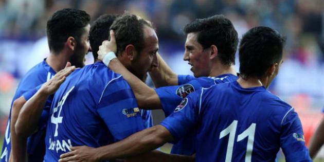 KASIMPAŞA İLK YARIDA FIRTINA GİBİ ESTİ Spor Toto Süper Lig'in ilk yarısını 31 puanla 3. sırada tamamlayan Kasımpaşa'da, Arjantinli futbolcu Oscar Scarione takımının en fazla süre alan ismi oldu. Süper Lig'de 11. kez mücadele eden ve tarihinde ilk devreyi ilk kez 3. sırada tamamlayan lacivert-beyazlılar, 9 galibiyet, 4'er beraberlik ve yenilgi alarak 31 puan topladı. Lider Fenerbahçe'nin 10 puan gerisinde ilk devreyi kapatan Kasımpaşa'da, teknik direktör Shota Arveladze'nin en güvendiği isim olan Scarione, 17 maçın tamamında ilk 11'de sahaya çıktı. Arveladze, 16 maçta sahada 90 dakika tuttuğu Arjantinli futbolcuyu sadece ligin 5. haftasındaki Sivasspor maçının 81. dakikasında oyundan aldı. Scarione, ilk devrede 1521 dakika süre alarak takımının en fazla oyunda kalan ismi oldu.