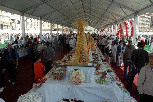 <p id="summary">Kuşadası Profesyonel Aşçılar Derneği tarafından düzenlenen 5. Açık Büfe Yemek Festivali'nde hazırlanan bin 28 çeşit yemeğin yer aldığı açık büfe, Guinness Rekorlar Kitabı'na girdi.</p>