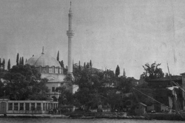 <p>Dünyaya yön veren devletlere başkentlik yapan İstanbul, her dönemin gücünü ve kültürel yapısını içinde barındırıyor. Bu güzel şehirde bir tarihi yolculuğa çıkmak ister misiniz? Yaşlılardan sürekli "Ah nerde o eski İstanbul" serzenişlerini çok fazla duymuşsunuzdur. Büyük devletlerin başkentliğini yapmış bu özel şehir, antik çağlardan günümüze kadar binlerce yılın kültürel etkilerini de hâlâ koruyor.</p>