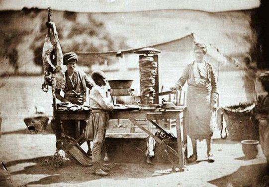 <p>İstanbul'da bir dönerci (1854 - James Robertson)</p>
