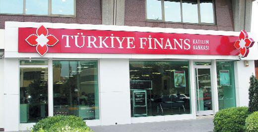 Türkiye Finans'tan bonuslu bayram kredisi ... Türkiye Finans, bayrama özel duyurduğu İhtiyaç ve Taşıt Finansmanı kampanyası kapsamında uygun ödeme koşullarıyla avantajlı finansman fırsatını sunuyor. 08 Ağustos - 28 Eylül 2012 tarihleri arasında Türkiye Finans'tan Bayram İhtiyaç Finansmanı kullanan müşterilere 100 TL'ye varan Bonus kazanma fırsatı sunuluyor. Üstelik kampanya kapsamında ayda 90 TL'den başlayan taksitlerle ödeme kolaylığı ve 3 ay taksit öteleme seçeneği de bulunuyor. Türkiye Finans Bayram Taşıt Finansmanı Kampanyası ise yine 08 Ağustos - 28 Eylül 2012 tarihleri arasında, %1,06'dan başlayan uygun kâr oranları ile müşterilere sunuluyor. Taşıt Finansmanı kampanyasında da yine 3 ay taksit erteleme fırsatı bulunuyor. Üstelik kampanya kapsamında taşıt finansmanı kullanan her müşteriye Navigasyon cihazı hediye ediliyor. (Dünya Gazetesi- Jülide Yiğittürk Gürdamar'ın haberi)